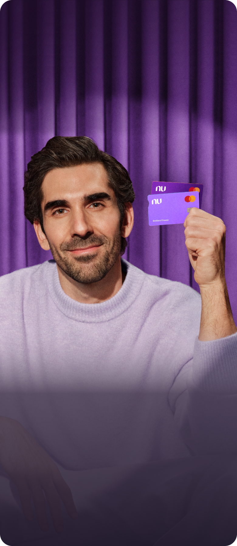 Imagen de dos tarjetas moradas flotando con un fondo violeta