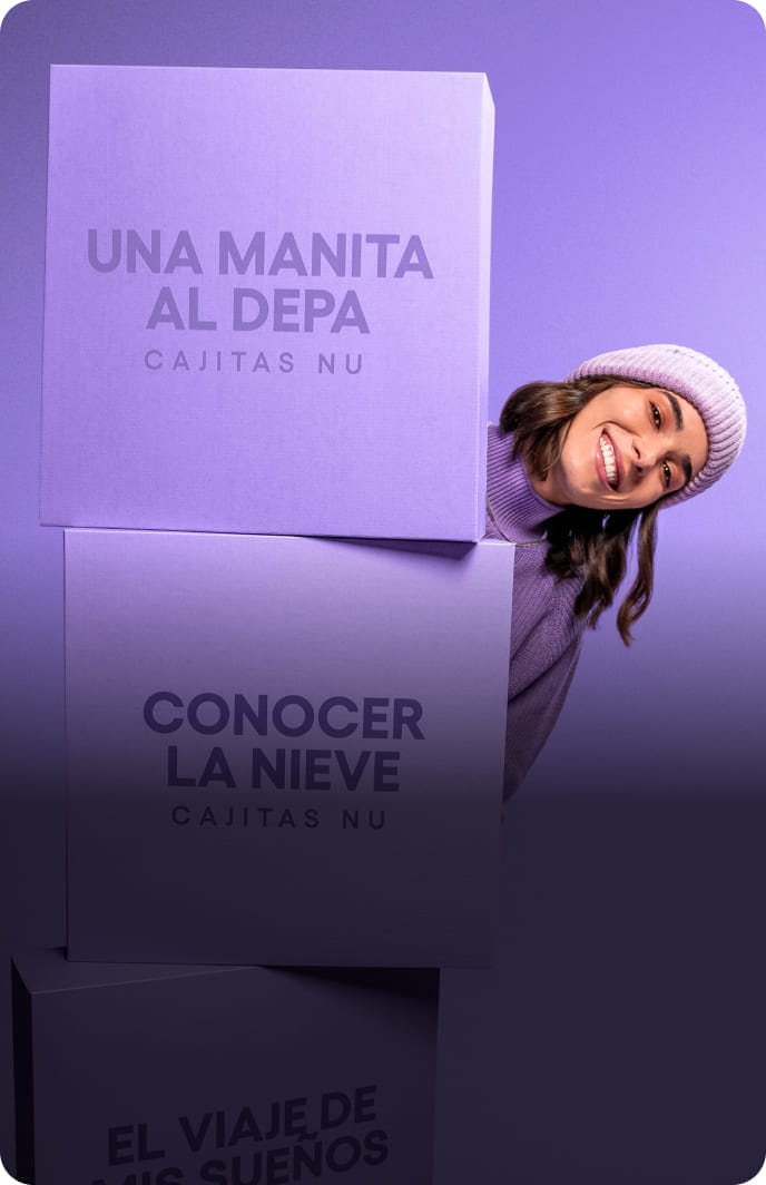 Una persona sonriendo mientras sostiene una tarjeta morada
